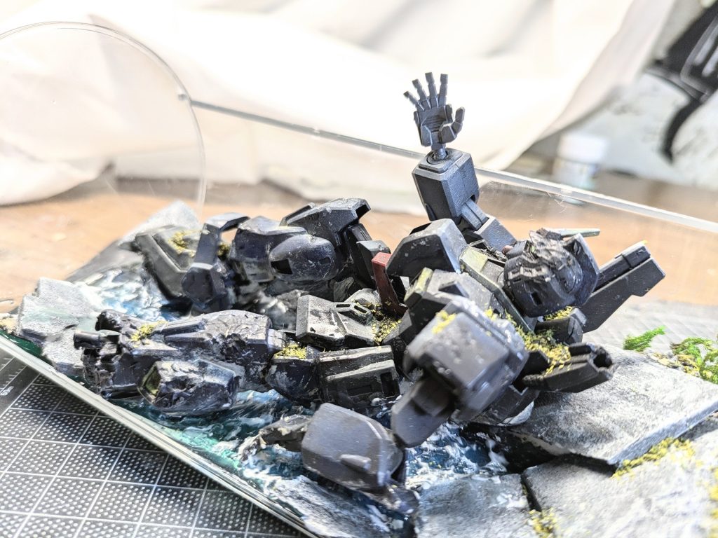 長く放置された機体には土が堆積し、植物が育ち初めています。