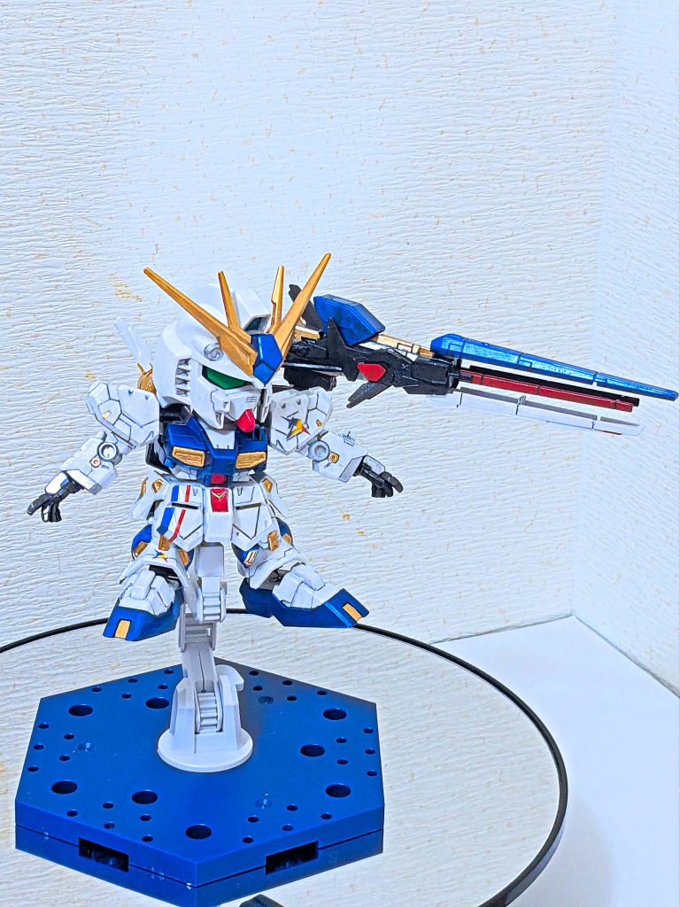 付属のシールは目とマーキングシールのみ使用し、そのほかは手塗です。写真にすると解りにくいかもしれませんが、黄色はゴールド、グレーはシルバー、黒は黒鉄メタリック、赤はメタリックレッド、青はメタリックブルー、緑はメタリックグリーンで塗分けてます。実際にみるとキラッキラしてます。