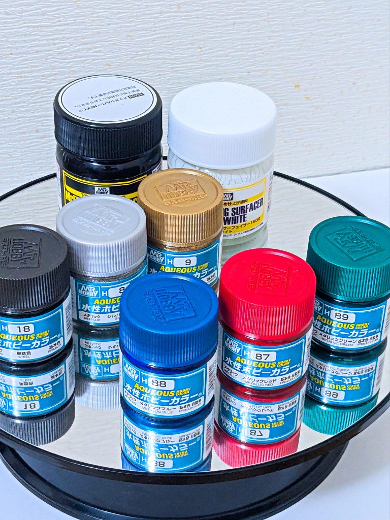今回はこれらのメタリックカラーでキラッキラのニューガンダムを塗ってみました。良い色ですので、メタリック好きにはおススメですよ。