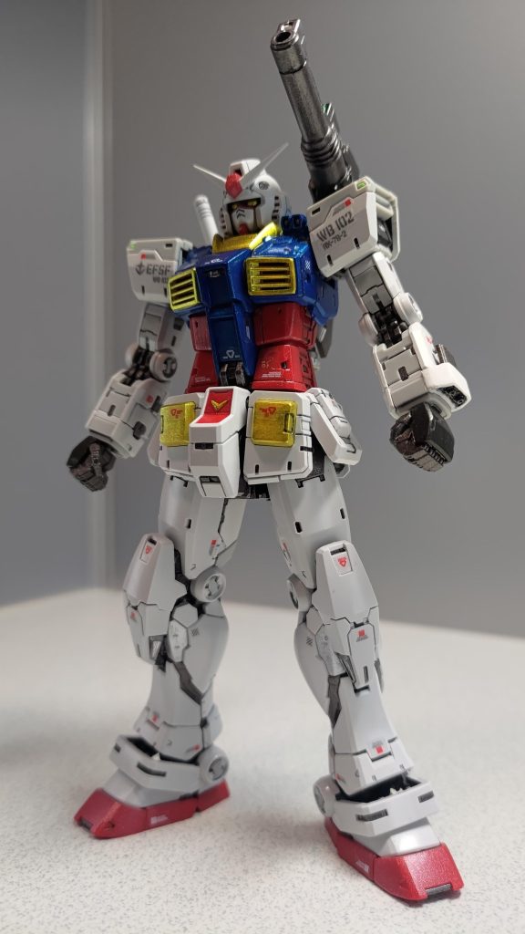 フロントショットです。主に下記の3箇所に手を加えました。・バックパック左のビームサーベルマウント部をショルダーキャノンに変更。特に加工はしてません。・左鎖骨部にショルダーマグナムを装備。肩の稼働を殺さないよう、肩口の関節パーツやショルダーマグナムを切削して接着しました。・左前腕部にガトリングガンを装備。前腕部の装甲やシールド取り付け部と干渉しないように切削し、プラ板を切り出して接着しました。右鎖骨部のバルカンはどうした?と思われた方が居るかもしれませんが、バルカンの蓋になっている装甲パーツをこちらに使うと、残されたTHE ORIGIN ガンダムを中期型として確保しておくことができなくなりますので・・・常に内蔵状態ってことでお願いしますw