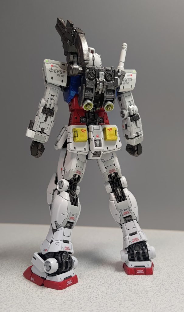 バックショットです。バックパックのバーニア奥にICソケットピンを接着してます。<備忘録という名のカラーレシピ>赤:メタリックレッド  青:メタリックブルー黄:GXメタルイエロー、ツインアイと股間のV字のみクリアイエロー緑:蛍光グリーン、クリアグリーン銀:GXホワイトシルバー、ガンダムマーカーのメッキシルバー黒:焼鉄色、黒鉄色  桃:蛍光ピンクフレーム部の細かいディテールを目立たせたくて、凹/凸モールドに爪楊枝でメッキシルバーを差しています。肩パーツのセンサーは本来だと右が緑、左が赤なんですが、本機では緑で統一しました。墨入れ、付属のリアリスティックデカール、光沢トップコートで仕上げてます。以下、アクションポーズです。