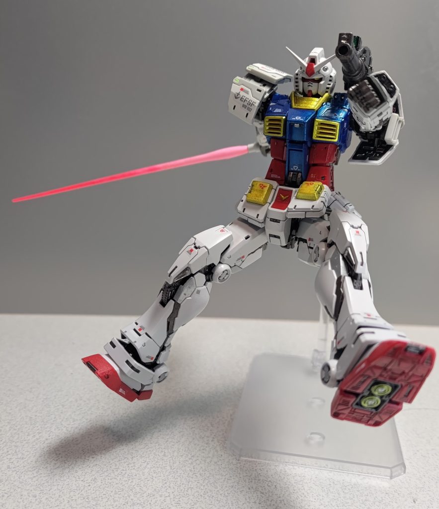 フレーム内部の塗装は組み立て後に見えるところだけに留めてます。足裏や後述するハイパーバズーカ後部のバーニアは、バックパックのバーニアと同様に黄と銀で着色してますが、メタルパーツ追加はしてません。