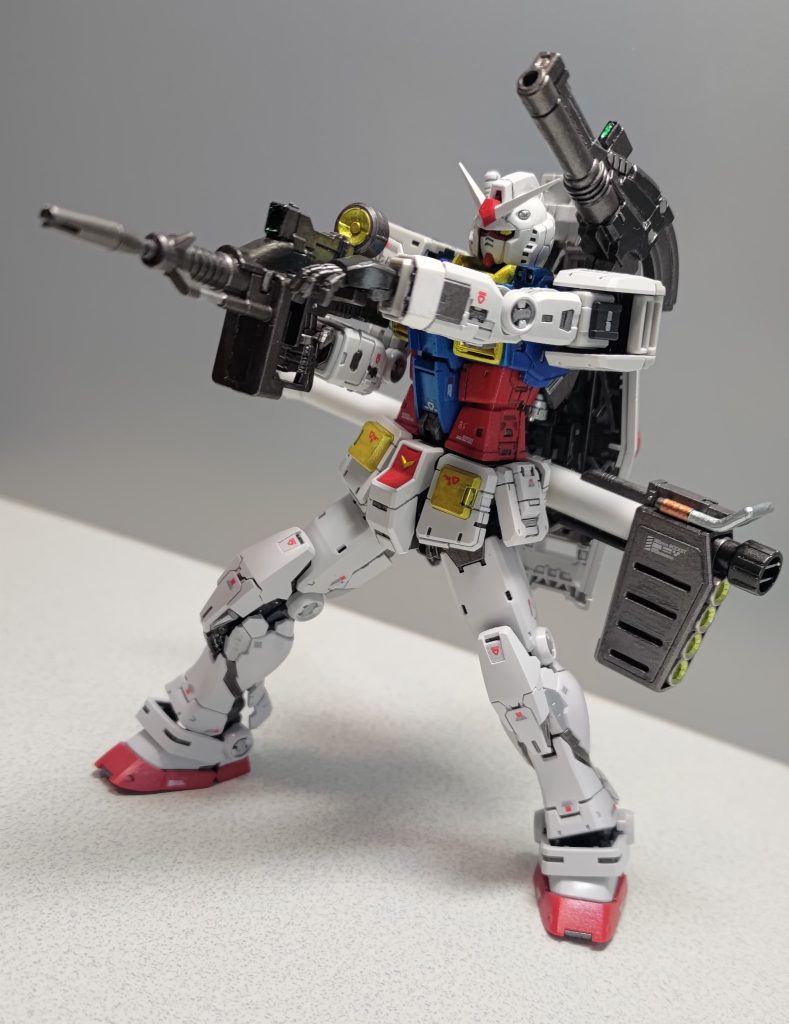 RG2.0のシールドとハイパーバズーカ、THE ORIGIN版の前期型ビームライフルを装備。前期型ビームライフルのフォアグリップを持とうとすると窮屈になるので、平手を添えて1枚。バズーカ後部のパイプ(フック?)にはカッパーを、見えづらいけど中の弾頭にはメタリックレッドを塗ってます。