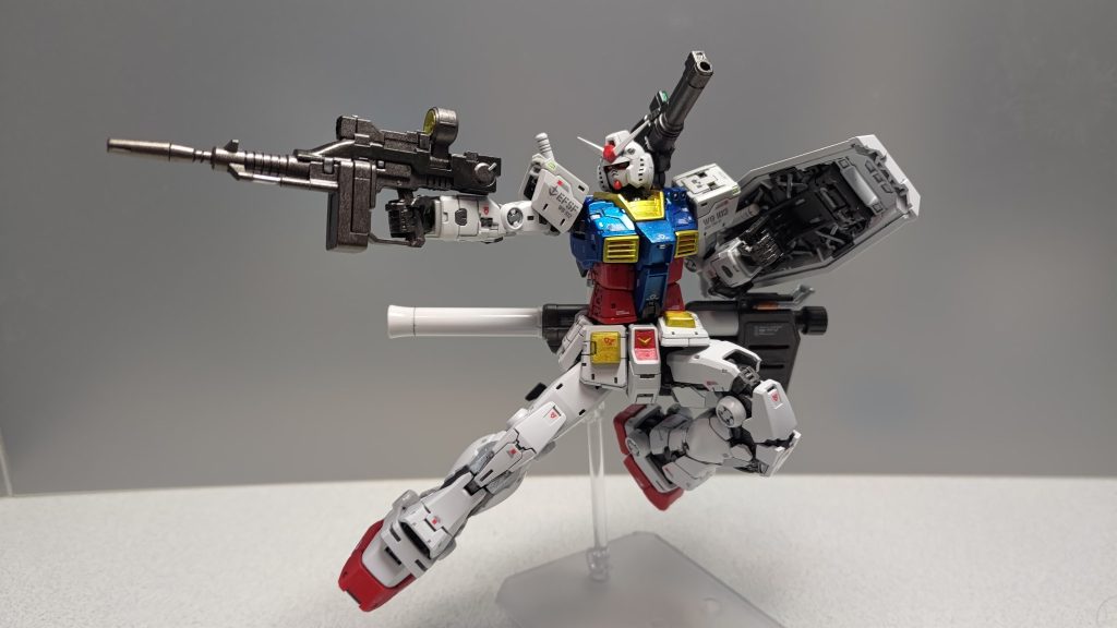 ライフルとシールドを持ったなら、お約束のSEED撃ち!THE ORIGIN版に近づけるよう、シールドは上下を逆にして装備してます。特に加工は必要なかったんですが、シールド裏のビームサーベルラックの片方が、前腕部への取り付け用パーツと干渉して使いづらくなりました。いっそのこと切除しようかとも考えたんですけど、使えないわけではないのでそのまま残してます。