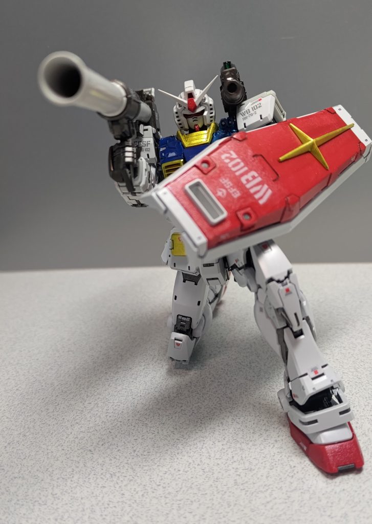 ハイパーバズーカとショルダーキャノンの同時砲撃!以前投稿したνガンダムではバズーカ砲身の内側を塗装してたんですが、今回は無塗装です。