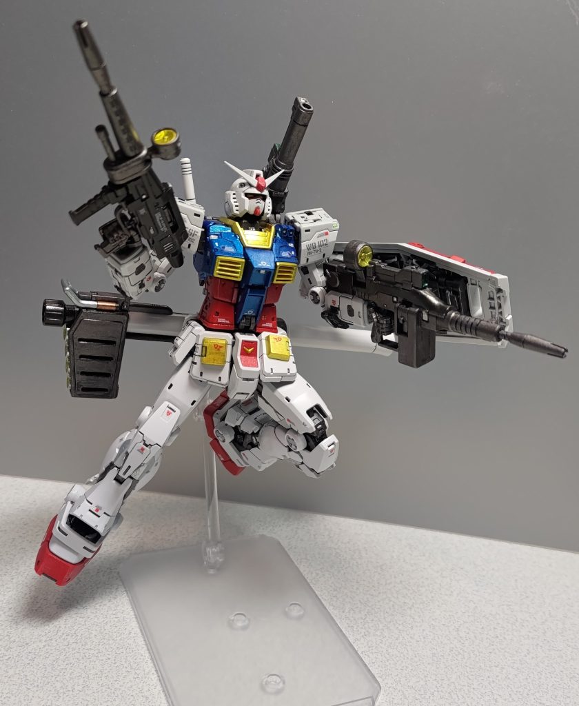 改修完了 (RG2.0のビームライフルを持っただけ)! 当然こちらのライフルも使います。これが本機の真のフル装備です!前期型ライフルのフォアグリップが左手にしか対応しないので、できれば右手に前期型の、左手にRGのを持たせたかったのですが、RG2.0に左の銃持ち手が無いため断念しました。