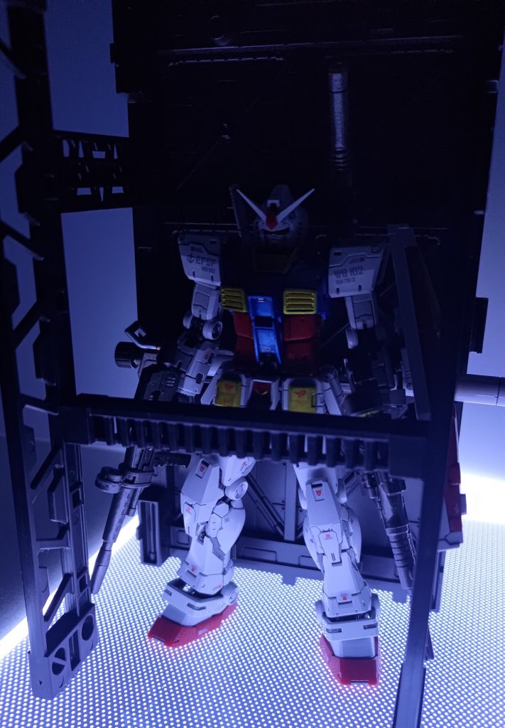 格納庫で改修中・・・のイメージです。ダイソーのトレースボードを撮影用に使ってみたんですが、良い感じ?