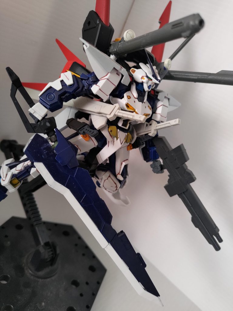 ストライカーパックを装備。エールストライカーを改造してビームサーベルの廃止して、レールガンに換装。翼は外してM1アストレイのスラスターへ変更。X字状に配置された背面スラスターにより、縦横無尽な機動戦を可能にします。