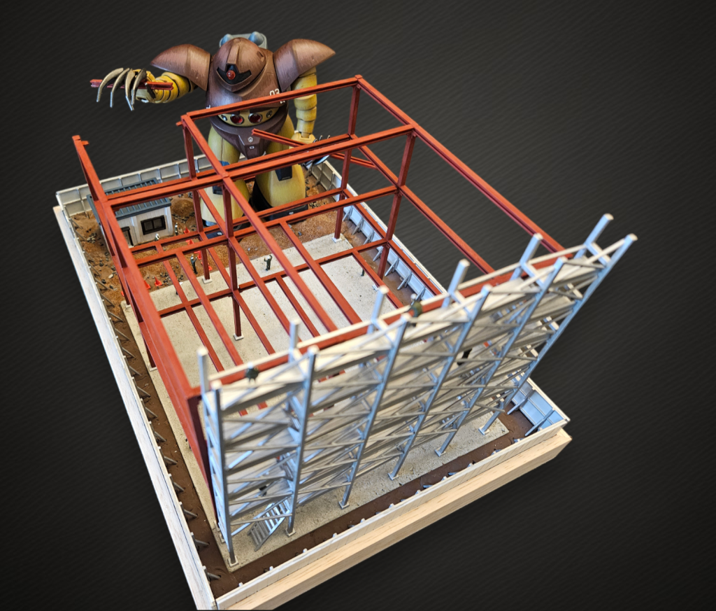 足場は本物に近い感じの設計で組み立てました。なかなか複雑で時間かかりました。