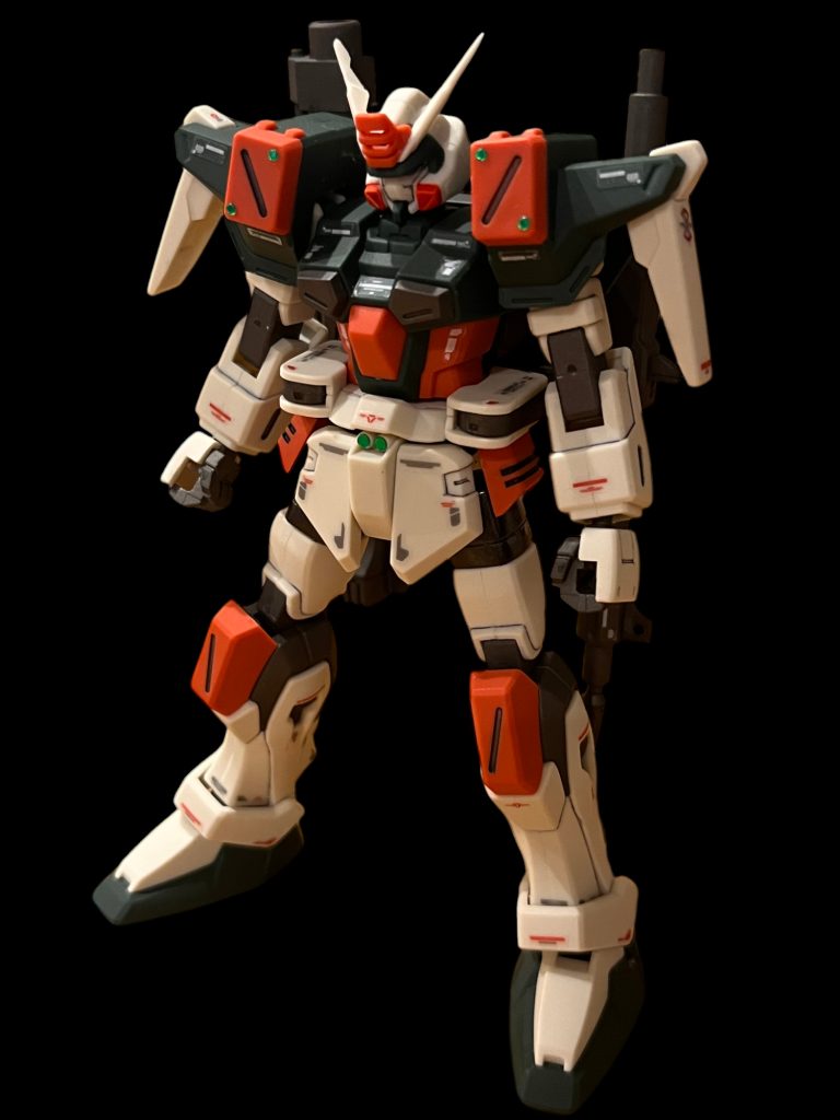 顔の印象と足の短さを解消しました。とはいえ難しいことはできないので、太股のロール軸にプラ板3ミリ分延長、顔は他キットのツインアイシールをギリギリまで下げて面長な印象を和らげた感じです。