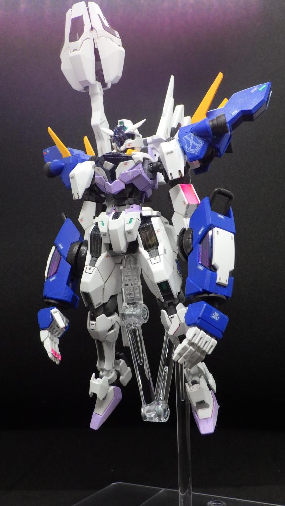 両腕そのものを虎の手としたジウ。頭部、胴体のみならず、両手両足にもGUND-ARMを搭載した、ある意味キャリバーン以上の化け物です。当然、データストームは致死レベル・・・になるはずですが、量子コンピュータとパーメットカートリッジの搭載によるフィルター機能を試験的に採用し、データストームを抑え込むのではなく受け流すような機体である設定です。武装は指ビームと、キャリバーンと同型のヴァルアブルロッドライフル。ビームサーベルは指から出ます。