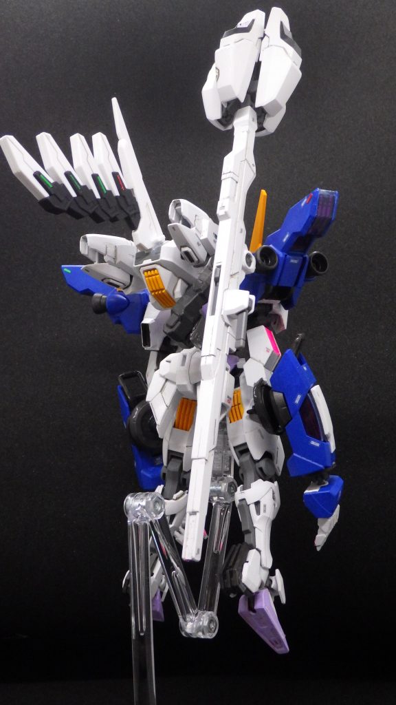 スラスターてんこ盛りの後姿。基本的に機動性で相手を翻弄しつつ攻撃するタイプの機体です。前述のパーメットカートリッジとは、バックパックから突き出た部分。そもそもパーメットとは鉱物の一種であることから、バックパックに搭載した専用の量子コンピュータで嵐のようなデータの奔流を均一化し、カートリッジ内のパーメットに書き込んでいくことで人体への負担を軽減するというもの(という設定)。書き込まれたデータの中身も気になるところですが、現状その解析は難しく、廃棄せざるを得ない状態。データでいっぱいになったカートリッジは任意のタイミングで切り離し爆散させることが可能で、データストームグレネードとも呼ばれます。こっわ。この部分はストライカーパックのエネルギーパック部分を流用。