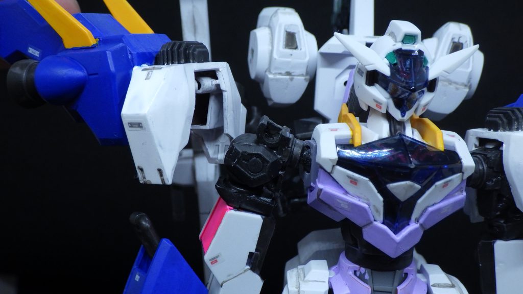 肩ジョイントにはルブリス・ソーンのパーツを移植しています。