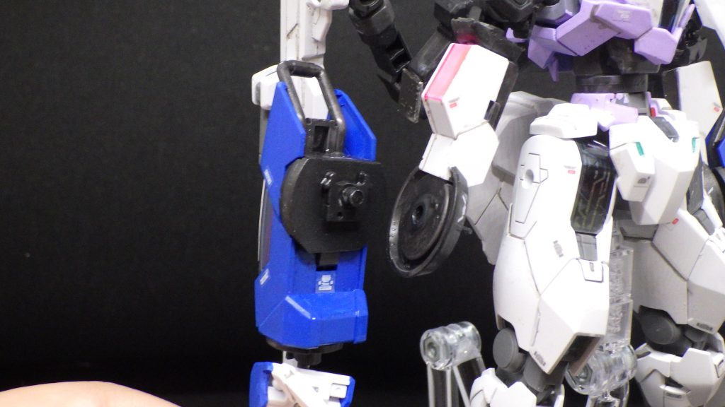 虎の手には肘に当たる部分に軸関節を新造。肘から先はジオングのように飛んでいくガンビットという設定。