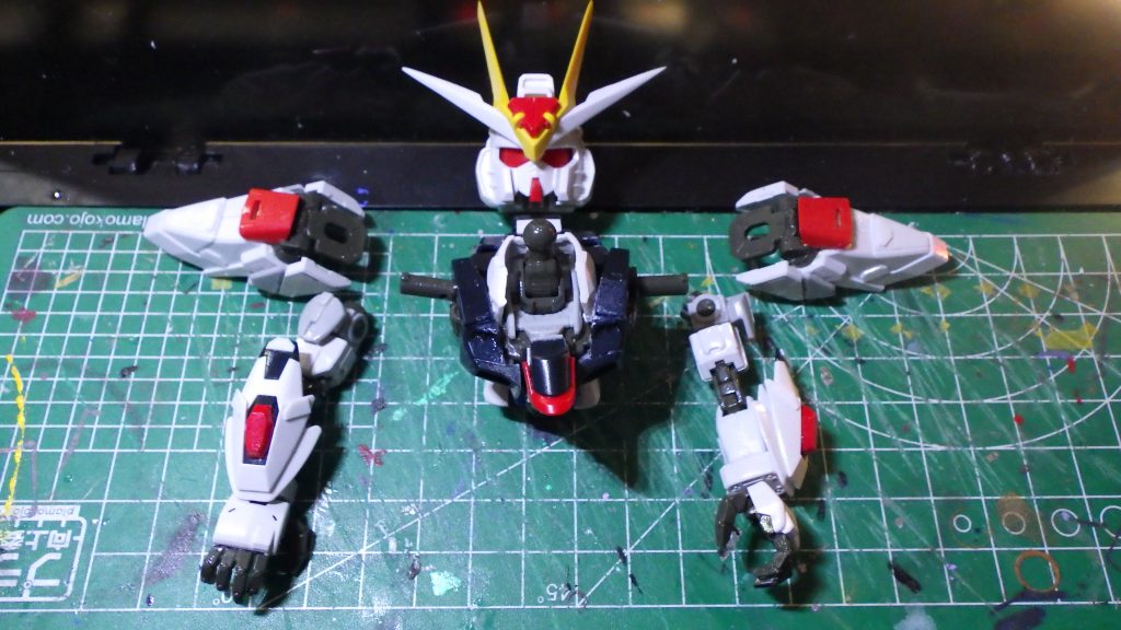 製作中。頭部はSDEXストフリから。アンテナのみSDCSマイフリから移植しました。肩はSDCSをベースにMGSDの基部などを貼り付け。腕部はMGSDのフレームにHGの前腕を調整して接着。シールド発生部は、単品だとボリューム不足に感じたので、HGとSDCSを合わせて使っています。