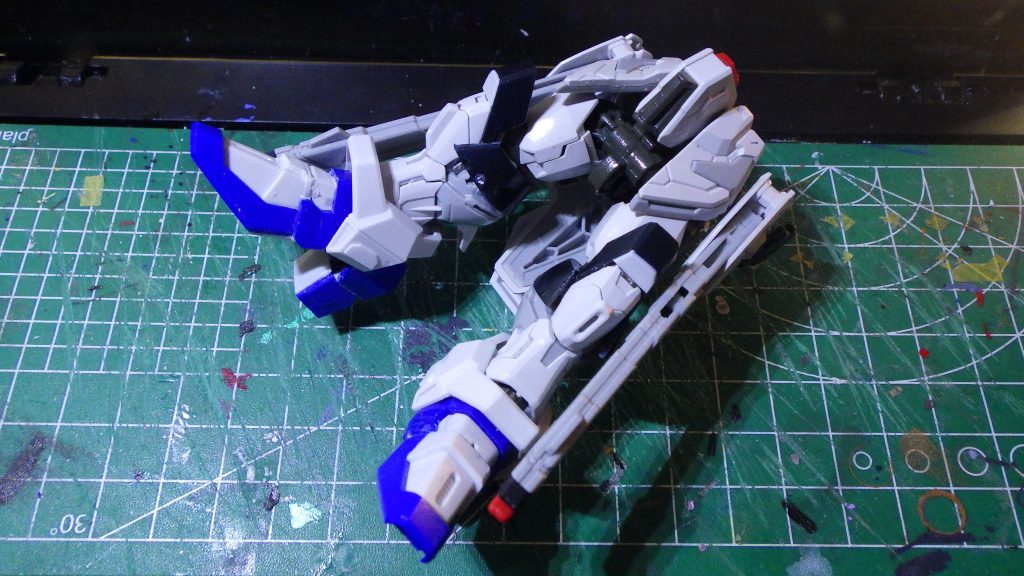 脚部。股関節は伸ばした状態で固定。膝回りにHGのダークグレーパーツを移植。クツ部はHGとMGSDを合わせています。腰部レールガンは折りたたみなしへ変更。