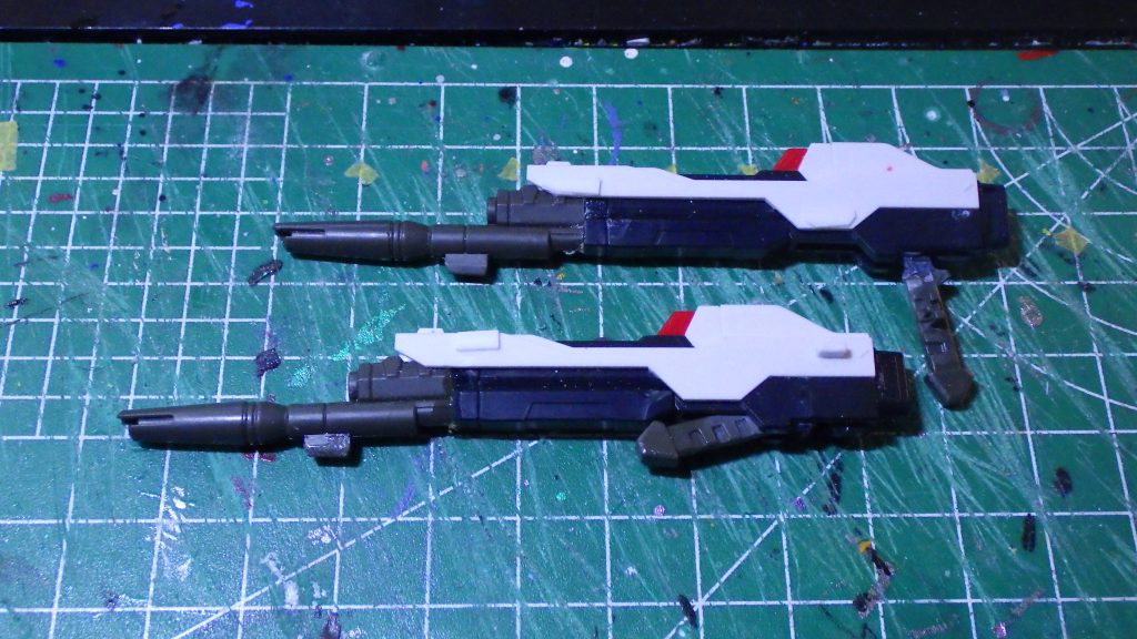 ビームライフル。先端部をMGSDのライフルの銃口へ変更し、SD体形に合わせたボリュームアップ。他、持ち手をMG対応のものへと交換。