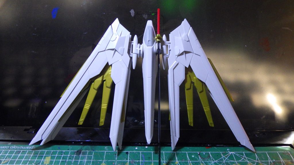 背部ウイングはほぼ素組。全体に言えますが、MGSDと合わせるとデティールが違ってしまうので、セイラマスオ氏のようなプラ板による凸デティールを追加しています。ただし、ウイングに関しては、すらっとした印象を損なってしまうと考え、基部のみにとどめています。