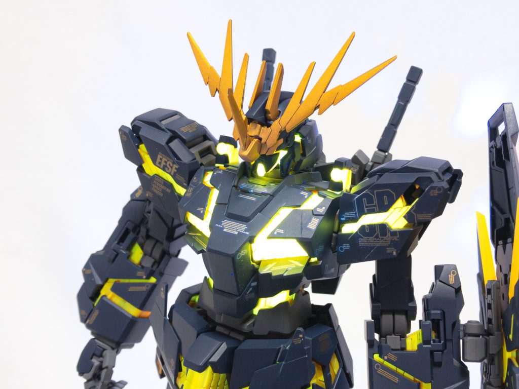 発光させるとこんな感じです(このために365nmのブラックライト買いました)