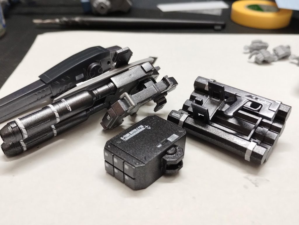 フルアーマーガンダムの魅力!大量ウェポンはガンメタルで統一。シルバー部分のみ筆で塗り分けしました。