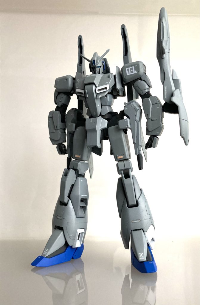 正面です。背面ウィングの形状はキット改修ですがグダグダです。腰のビームカノンとサブユニット(シールド)はキットそのまま。