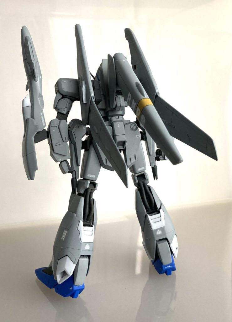 背面です。腕部や脚部はモデグラ作例を参考に切り刻んだ後、形状調整して再組み立てしました。股関節のムーバブルフレームもプラ板＋ポリキャップで新造してみました。