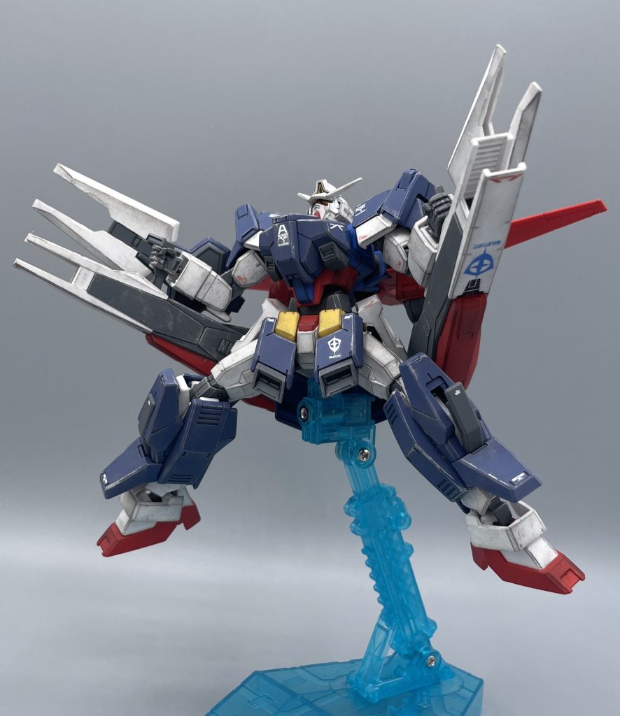 グラストロランチャー ご覧の通り、AGE-1 の中で”いっちゃん強い” 武器です(笑)ちなみに、ランチャーとしての火力だけでなく、スラスターも付いてきて推力まで向上しているそうです。 いわゆる、”爺ちゃんの考えた最強のがんだむ”ですね(^^♪