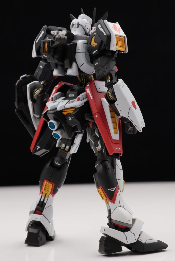 普段はレジスタンスとして活動し、肩の鉄華団マークを隠すためマントを装着している。マントは旧1/100サンドロックカスタムのから流用。頭、バックパック、肩のグレーのパーツで挟み込み着用させます。