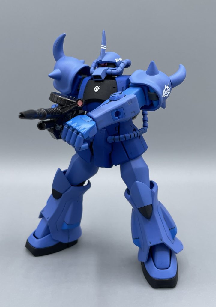 MMP-78 ザクマシンガン　リバイブキットを誉めそやしましたが、旧HGUCにも良い所があります。それは、このザクマシンガンが付属すること！ ザクのキットに付いてくるものとは少し造形が異なり、無骨でカッコいいです。　旧HGUCには”トリガーに指をかけたライフル握り手” も付属するうえ、右こぶしごとリバイブ版に無改造で取り付けることが可能です。リバイブではフィンガーバルカンの握り手が付属するので、カッコいい両手構えのポーズを取らせることが出来ました。新旧２個のキットを揃えたからこそのボーナス特典って感じですね(^^♪