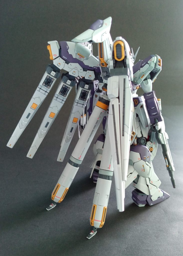 ファンネルをラックに装備すると先が開いてしまうのでネオジムを仕込んで開かないようにしています。プロペラントタンクにランディングギアも脱着式で装備。
