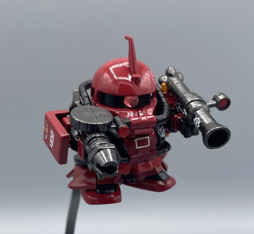 ロマンあふれるフル装備！！　かわいいｗｗカッコいいｗｗｗｗ　ＳＤ本当に大好きです　しかし・・・。テッカテカにし過ぎて撮影ブースのライト反射が凄まじいですね(笑) 　艶消しキットなら気にならないけど、光沢仕上げのキットを撮影するには、もっと腕やコツが必要かもしれませんね。