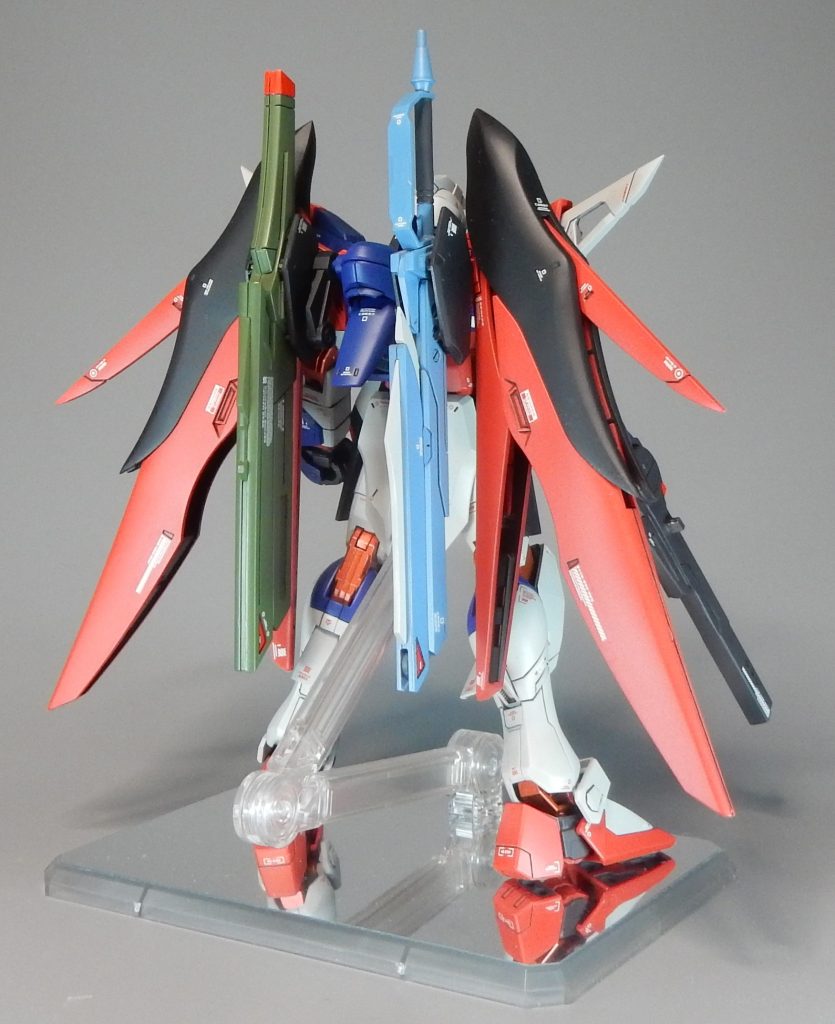 リアビュー背中側はウイングユニットと武器類が重く、台座なしでの自立は困難でした。