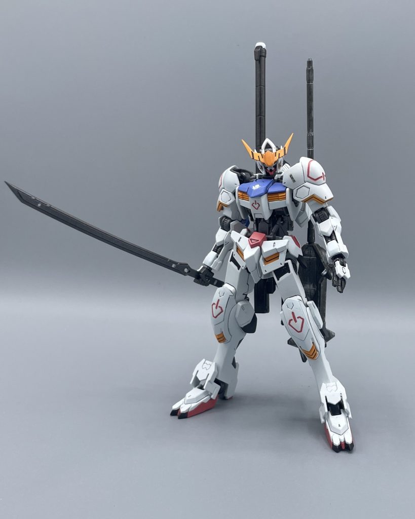 以上、HGIBO「ガンダムバルバトス(第4形態)」でした。本当に、 ”無骨” という言葉を地で行くような機体で、私はバルバトスが大好きです。しかし、冒頭でも述べた通り、あまりにも既存のガンダム像からかけ離れ過ぎたために「ガンダムでやる必要はない」という意見も多く聞かれました。 確かにガンダム作品じゃなかったとしても、十分に魅力の詰まったシリーズであったように思えます。逆に”ガンダム”という縛りが無ければ、2期の結末も無理なくまとめられたのでは…?という気もしなくはありません。 皆さんは、鉄血のオルフェンズやバルバトスはお好きですか??宜しければ、コメント欄で私に教えて下さいね。 最後までご覧いただき、ありがとうございました!(*^-^*)♪♪