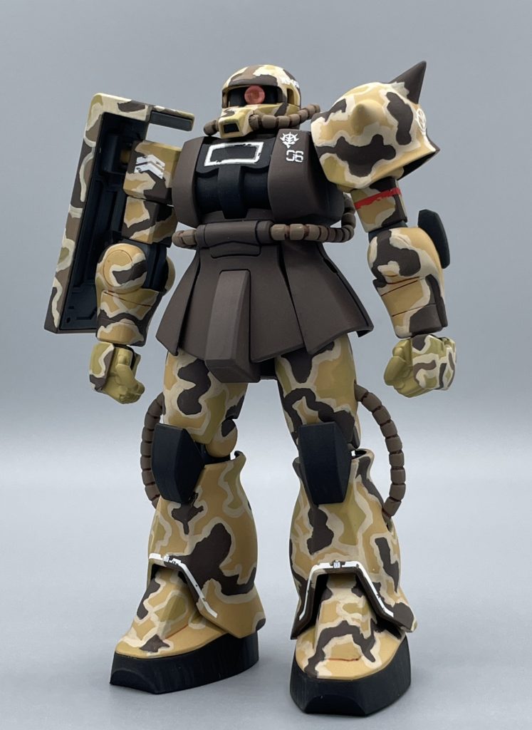 MS-06S ZAKU Desert Type 過去に作った「砂場用ザク」に筆塗りで迷彩塗装を施して、デザートタイプに仕上げました。設定的にもキット的にも、砂漠仕様の為の改修は行われておらず、”ただ砂漠迷彩を施されただけ” のザクです。・砂場用ザク → https://gumpla.jp/hg/2073717 流行りの?サザンクロス隊の高機動型ザクの迷彩を真似ようかとも思いましたが、少しアプローチの違う迷彩にしてみました。良いか悪いかは別として(笑) では、武装・ポージング等ご覧ください ↓ (*^^*)♪♪
