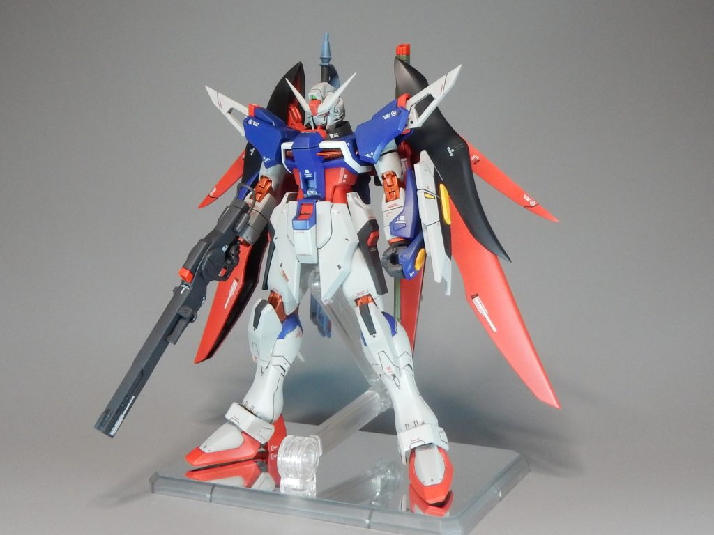 フロントビュー全身の関節は劇中最終決戦での赤色発光をイメージしてメタリックレッドで塗装しています。自作したレールガンも劇中イメージ通りのサイズになっており満足のいく出来です。 
