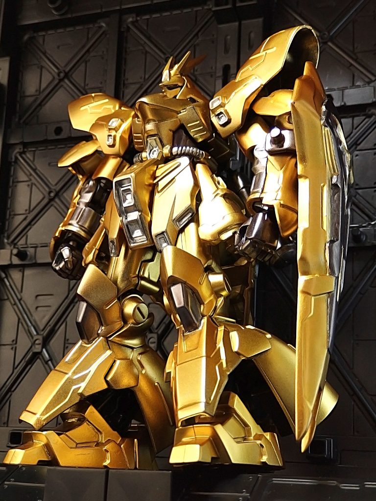 ガンダムマーカーのゴールド系カラー(単品販売)は、ノーマル版の「ガンダムゴールド」、EX版の「ホワイトゴールド」と「イエローゴールド」の3種ありますが、中でもイエローゴールドの性能は群を抜いていると感じます。