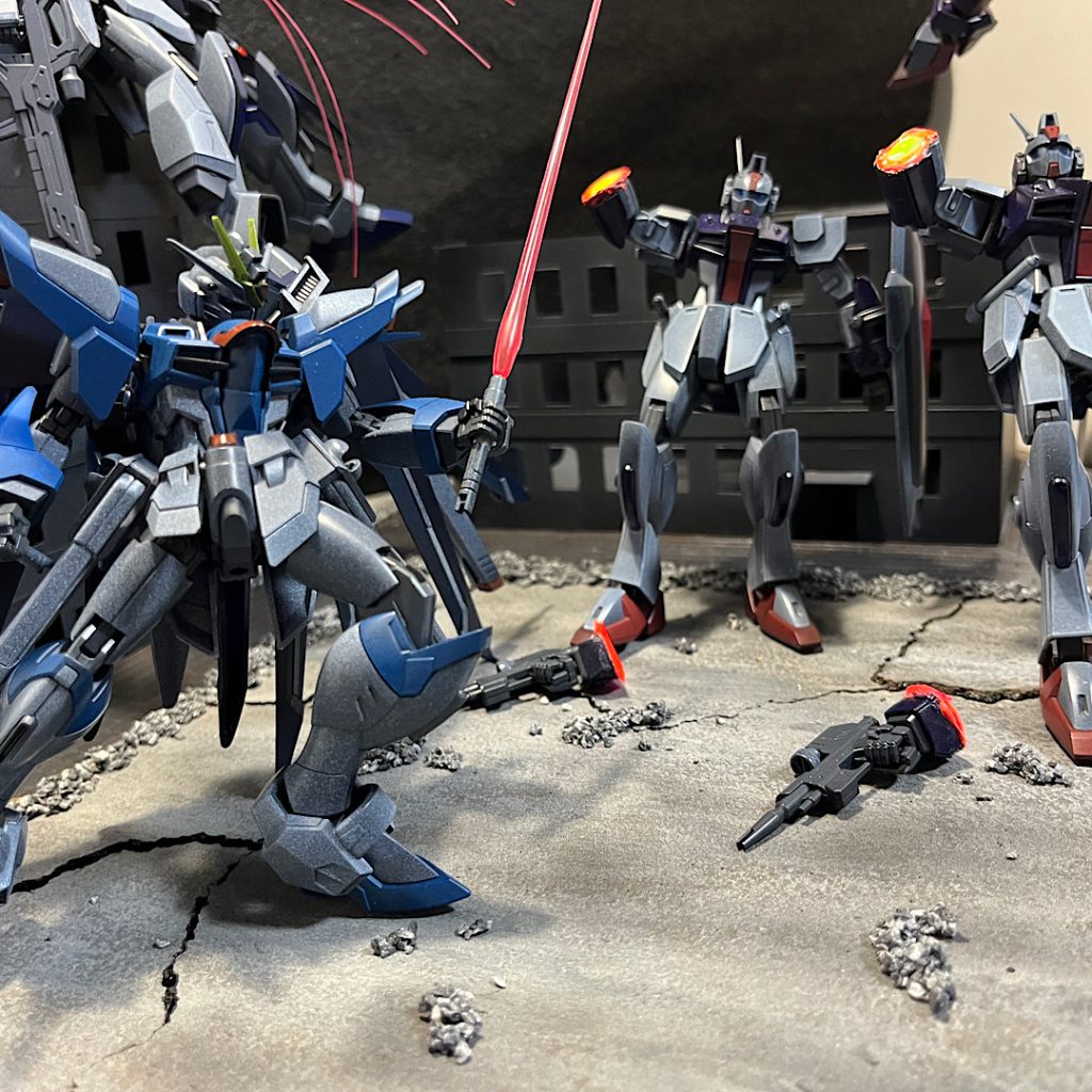 フリーダムは武器を持つ腕のみを切り落として、ジャスティスとの変化をつけています。