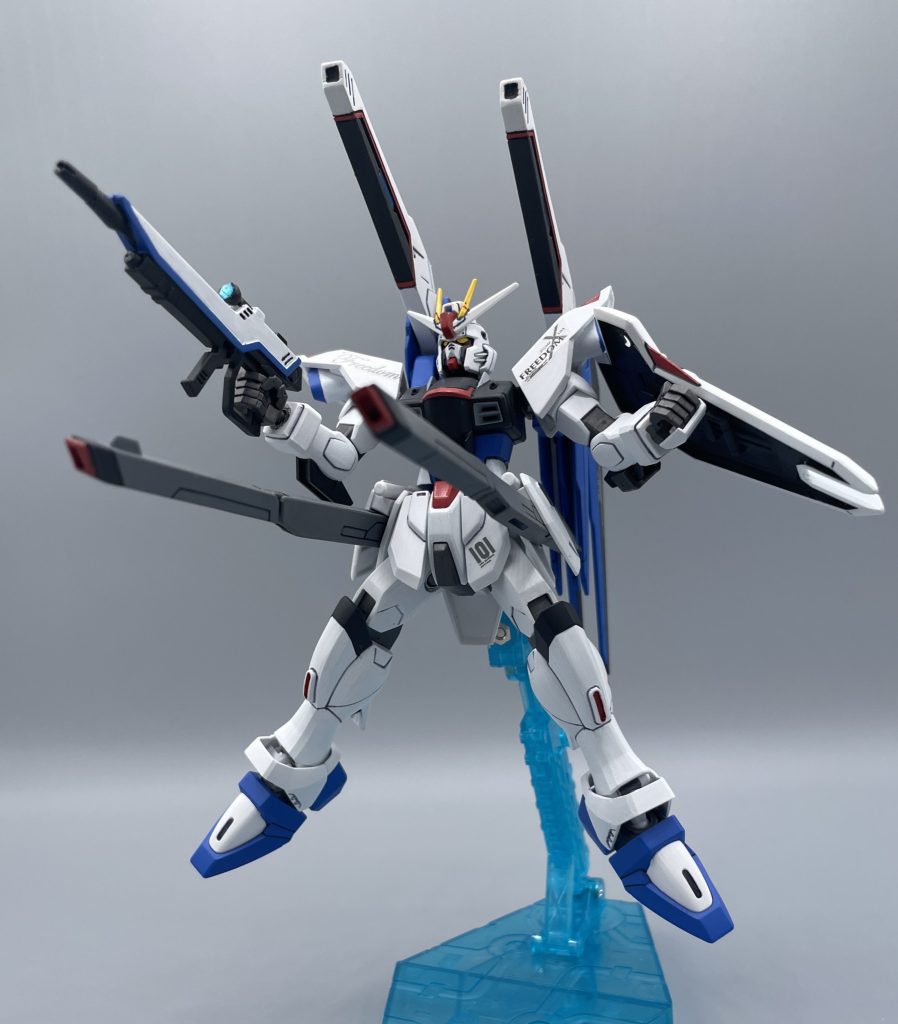 フルバースト！！！　このキットは、アニメ放送当時に発売されたものなので、今ではフリーダムの代名詞になっている”ハイマットフルバースト” は再現することが出来ません。それでも十分にカッコいいと私は感じます。　個人的な好みですが、私はガンダムSEEDの初期プラモデルが大好きです。大河原先生の描かれた設定画を、そのまま立体に起こしたようなプロポーションが堪りません(*^^*)https://gumpla.jp/old/2030579　思い出補正も勿論ありますし、最新キットの色分けや可動には驚かされてばかりです。しかし・・・ それでも、守りたいキットがあるんだー！ 　最後までご覧いただき、ありがとうございました！(*^^*)