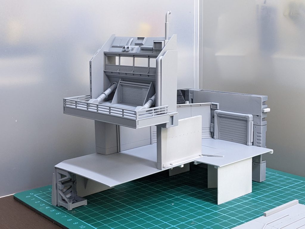 指揮所と通路をジャンクパーツとプラ板で製作しました。