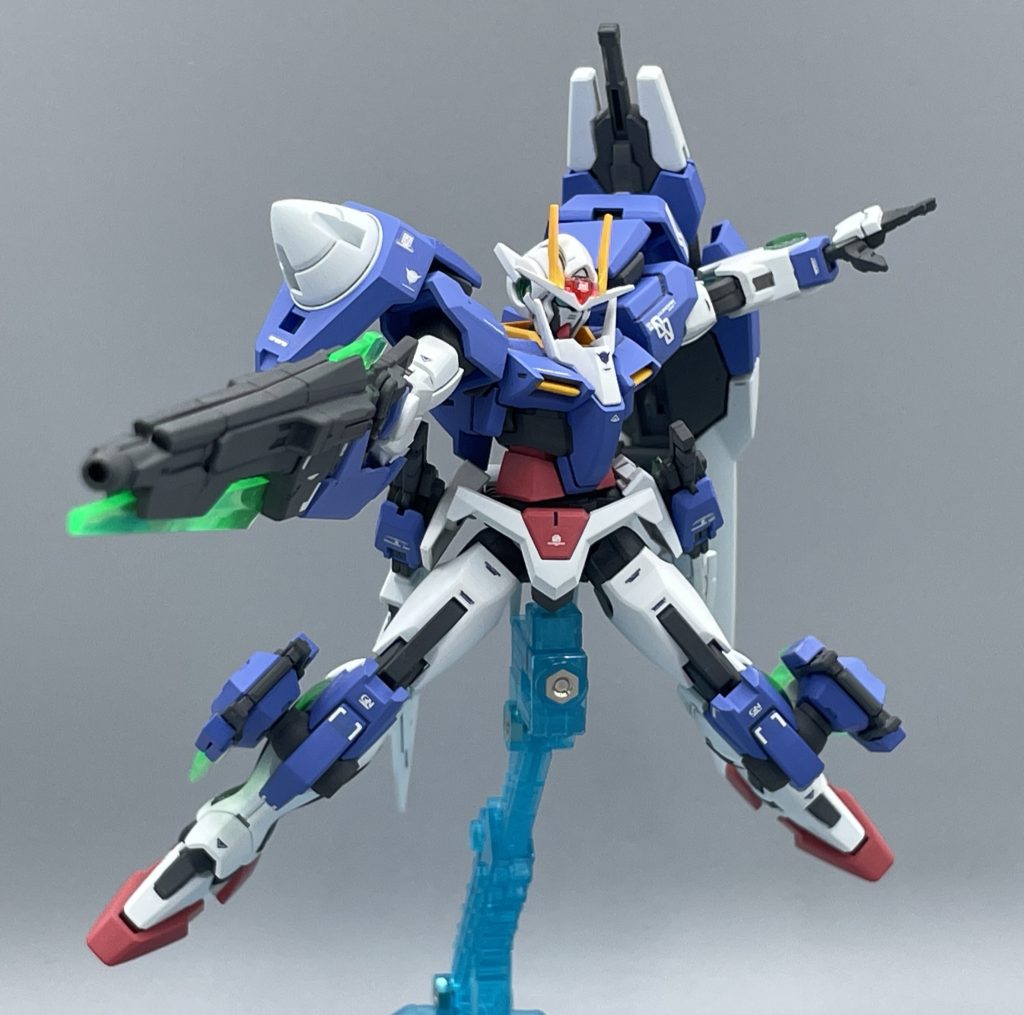 〈8本目!?〉GNソードⅡブラスター GNソードⅡと銘打ってはいるものの、新規に開発された武装で、セブンソードに追加する形での運用が前提とされているそうです。ソードなのでもちろん斬れますが、「銃」としての機能に特化して開発されました。それゆえに、”8本目の剣”にカウントされず、/G(=Gun)と命名されることになりました。 取説が面白くて、「イノベーターとして覚醒した刹那の能力に合わせて設計されており、命中精度が極めて高く、さらに威力と射程距離は、刹那と機体のコンディションによって、無限大に拡張される可能性を秘めている」・・・  刹那と機体のコンディションwwwwwwメタル化が騒がれがちなセッちゃんですが、この頃からすでに人間やめ始めていますね(笑)  大剣に大砲、たくさんのソードと男の子の好きな物全部乗せパックのような機体ですが、塗装して組み上げると満足感が凄いです。プレイバリューがめちゃくちゃ高い商品だと思います。 最後までご覧いただき、ありがとうございました!!(^^♪