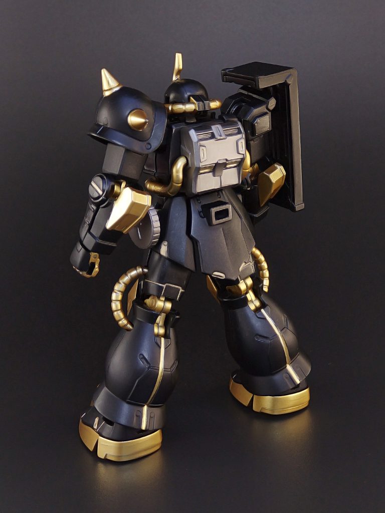 メイン部分の金はガンダムマーカーのイエローゴールド、スミ入れ部の金はタミヤエナメルのチタンゴールドを使用しています。色味が少し違う2色の金が、メインの黒を上手く引き立てていると思います。