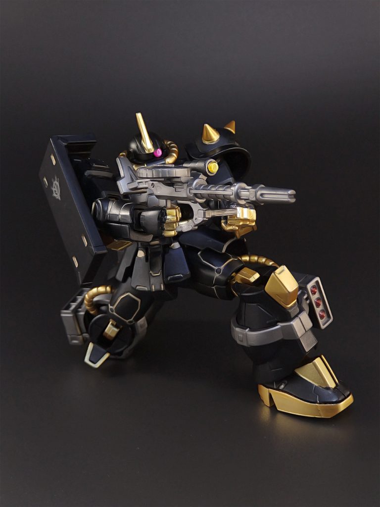 シルバー部分は、キャンドゥで販売されているモデラーマーカーのGメタリックを使用しました。ガンダムマーカーのヘビーガンメタリックと比較すると輝きは少ないですが、落ち着いた色味がシブくて気に入っています。100均でも優秀な塗料が手に入るとは、良い時代になりました。