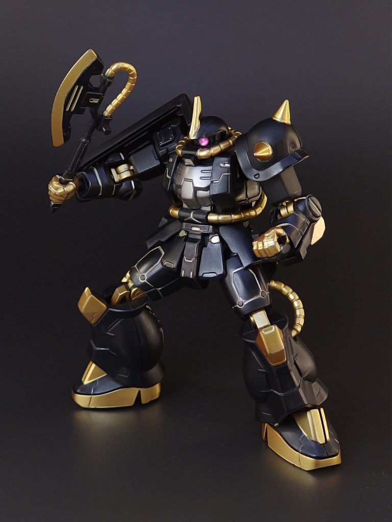 モノアイには100均のジュエリーシールを使用。全体的に黒い機体の中に、ワンポイントで挿入されるピンクが中々インパクトありますね。