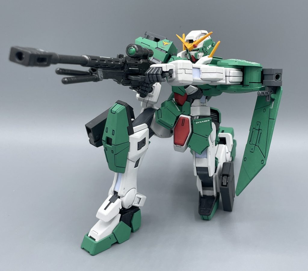 GNスナイパーライフル　デュナメスを象徴する武装の一つ。ひざ関節の可動は優秀なので、しっかり立膝での狙撃ポーズがしっかり決まります。