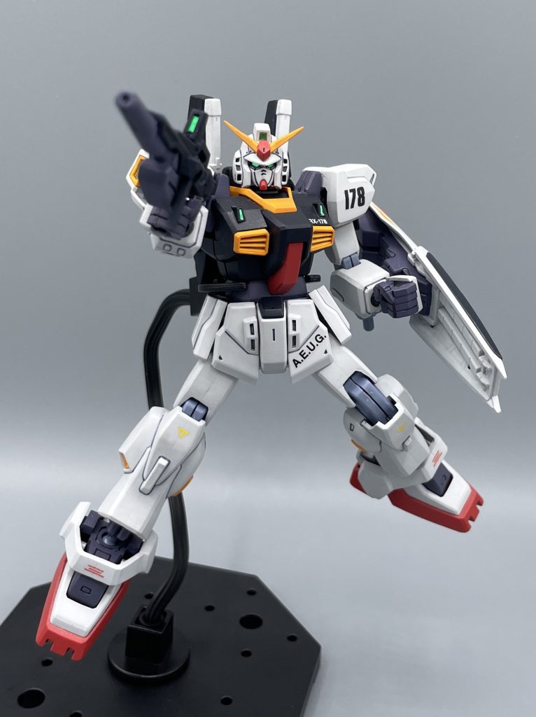 ビームライフル 初代ガンダムは本体からエネルギーを供給して射出していましたが、さすがマークトゥーにもなるとエネルギーパック化されて進化を果たしています。