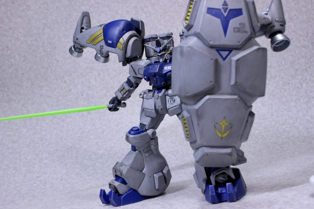 MLRSの設定は2008年頃のハーモニーオブガンダムからでしたっけ、GP02ってアトミックバズーカ以外で戦闘するなら何を装備するんだろうと色々想像してましたがこのHGUCで多連装ロケットランチャーを背負ったGP02に当時一目惚れしました。「MLRS」って何だろ！と思って調べて実在するロケット弾発射システムから来た設定だと知って更にワクワク。ガンダム試作2号機、旧キットはある意味有名なキットですが開田裕治氏のあのパッケージのイラストは大好きなので個人的にサイサリスと言えば開田裕治！なイメージが強いです。開田氏のボックスアートといえばあとはMGサザビーや旧キットケンプファーなんかが好きですね。怪獣絵師の開田氏だけに夜の街に現れたケンプファーがまるで怪獣映画のようで昔から大好きなボックスアートの一つです。