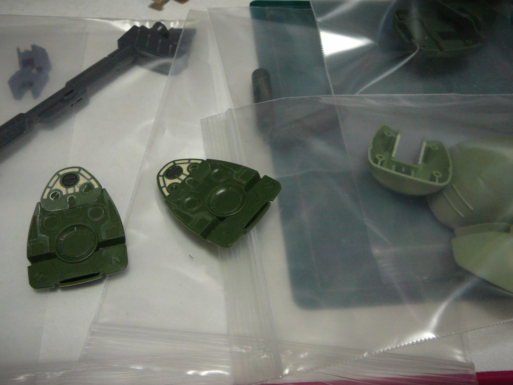 リックドムⅡのつま先とかかとには肉抜き穴がありますが、少し埋めるだけで良い感じのモールドになります。