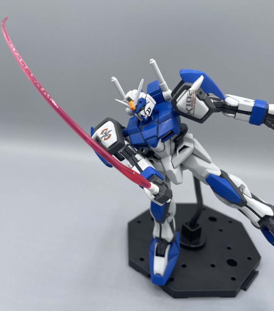 この傷の礼だァ!受け取れーッ!! ビームサーベルの引き抜きギミックなど当然ありませんし、刃も他キットから借りる必要があります。無論カッチョイイ斬撃ポーズなど取れないので、角度を付けてそれっぽく(笑)