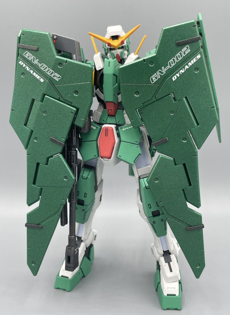 GNフルシールド　物語の中盤から装備されたデュナメスの大型シールド。ロックオンが狙撃に集中するため、シールドのコントロールはハロが担当します。さすがに1/100ともなると、大きさも相まって迫力たっぷりです。　デュナメスの本体は、いつもの筆塗りで淡めのカラーリングを行いました。フルシールドは、追加装備として登場したこともあり、本体と色味を変えようと思い、メタリックグリーンの缶スプレーで塗装を行いました。　光沢とつや消しの塗装で、メリハリの効いたデュナメスになったかと思います。