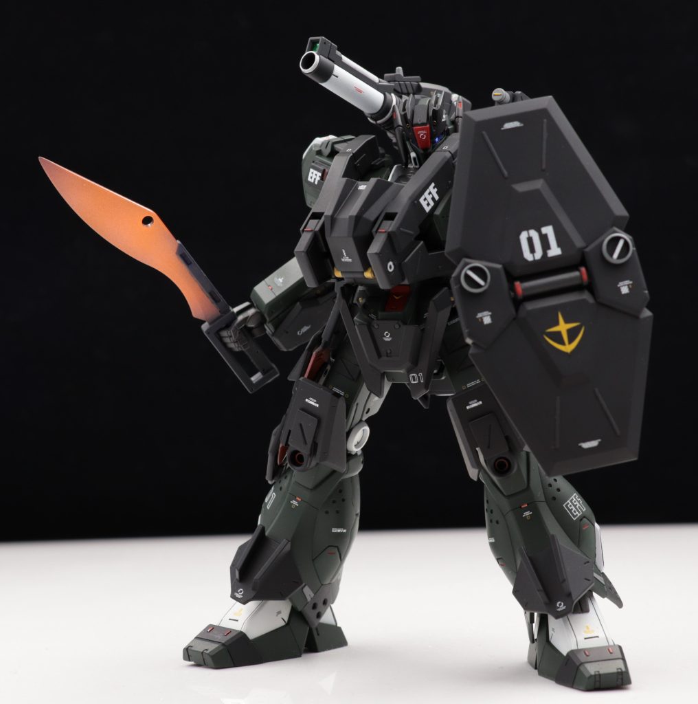 シールド裏にはヒートブレードを装備。刀身はブラックライトで発熱を再現してみました。